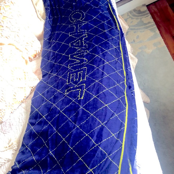 Chanel Scarf/wrap
Chanel Cashmere Scarf - Picture 3 of 9